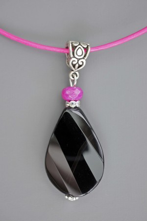 Goutte facettée d'ONYX, JADE RUBIS et cristal sur cuir